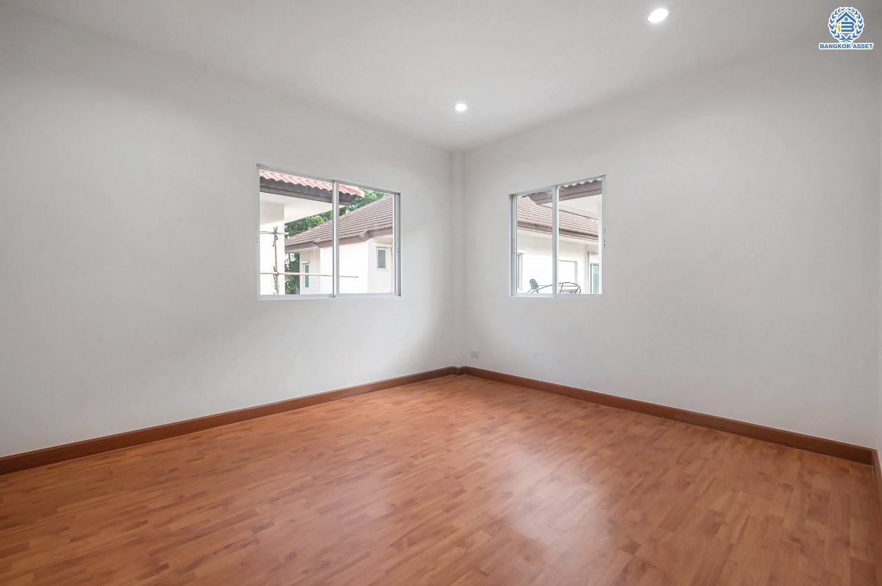 บ้านมือสองตกแต่งใหม่ โครงการ บางกอก บูเลอวาร์ด รามอินทรา แบรนด์ SC Asset เนื้อที่ 58.6 ตร.ว. ฟังก์ชัน 3 ห้องนอน 3 ห้องน้ำ ที่จอดรถ 2 คัน บนทำเลแห่งการเดินทาง เชื่อมต่อถนนรามอินทรา, ถนนรัชดา-รามอินทรา ใกล้จุดขึ้น "ทางด่วนรามอินทรา"  รถไฟฟ้าสายสีชมพู "สถานีวงแหวนรามอินทรา" และ ใกล้ห้างแฟชั่น ไอส์แลนด์